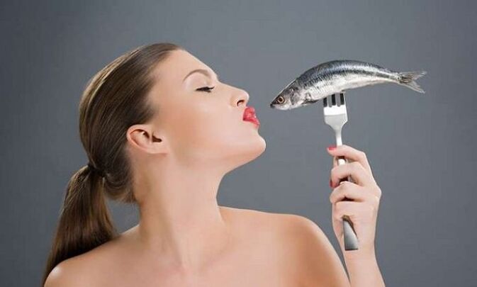 Comer de peixes crues